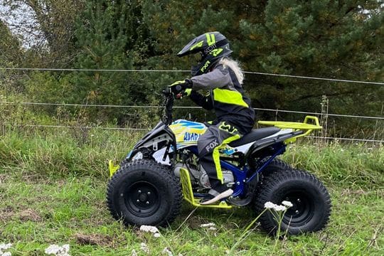 atv barn. inhägnat område